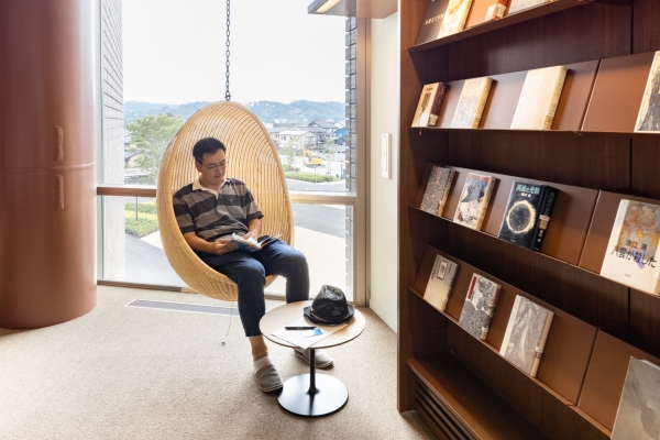 ラウンジチェアで本を読む男性 ラウンジチェアで本を読む男性