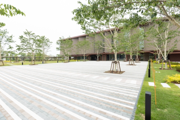 野外広場 建物前に広がる野外広場の写真