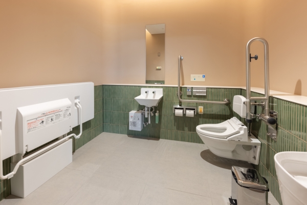 多目的トイレ 広い多目的トイレの写真