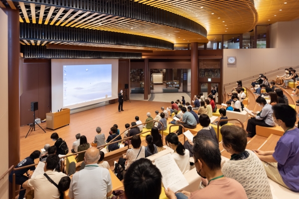 だんだん広場 だんだん広場の階段状の席と正面演台の写真
