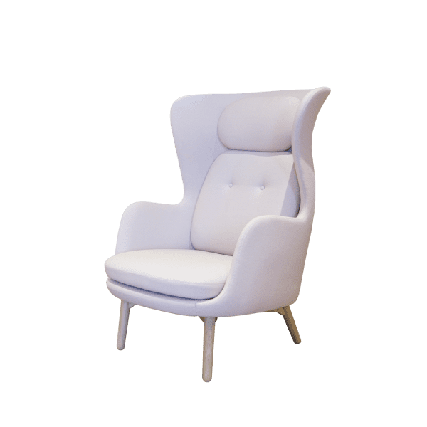 RO chairの白い椅子の写真