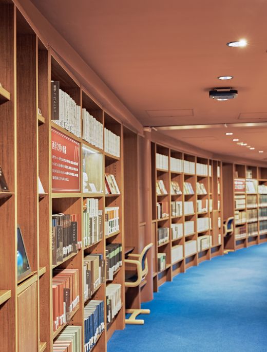 図書館内のリングに置かれた本棚の写真